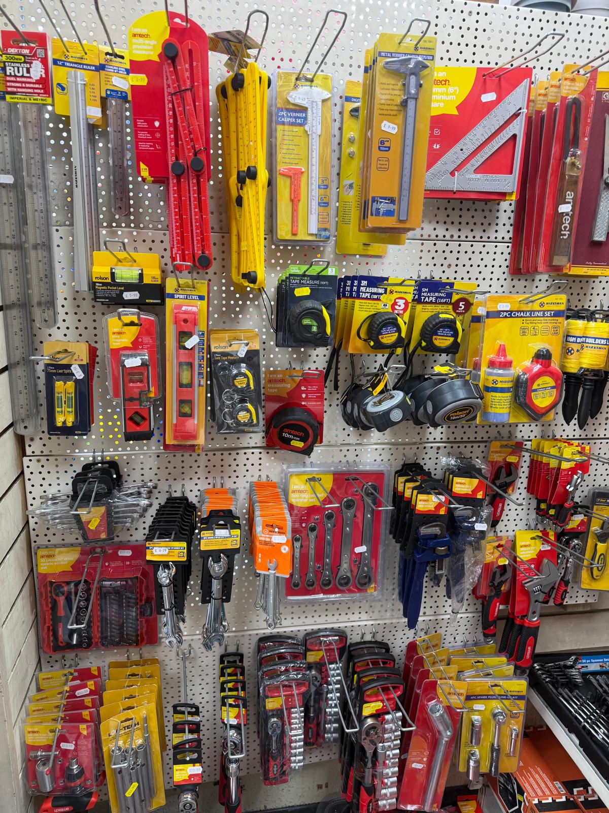 Measuring tapes, levels and toolkits